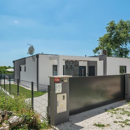 Beautiful Home In Tinjan With Jacuzzi Exterior foto
