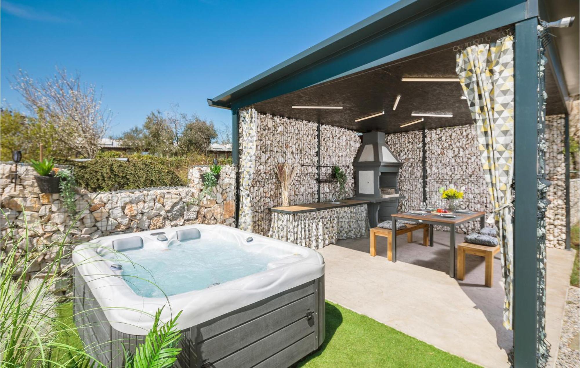 Beautiful Home In Tinjan With Jacuzzi Exterior foto